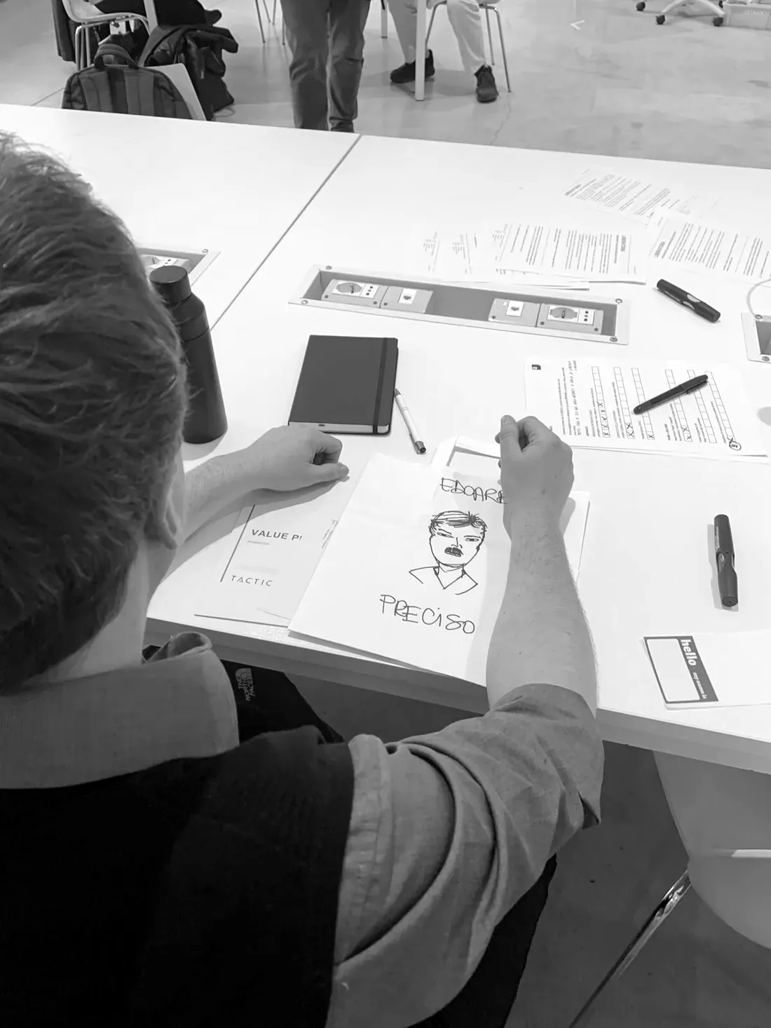 Un partecipante disegna su un canvas durante un workshop